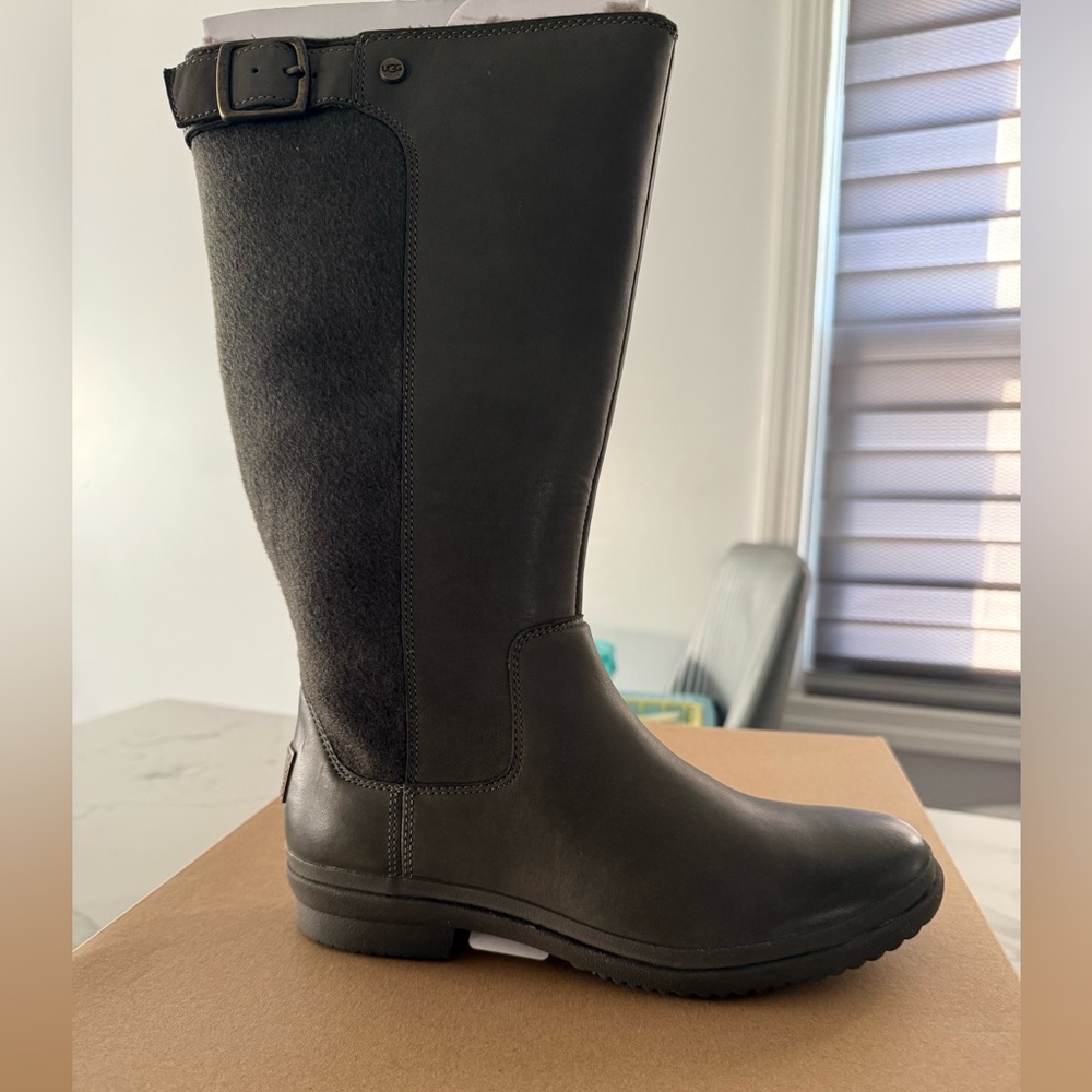 Ugg water proof snow boots brand new size 8